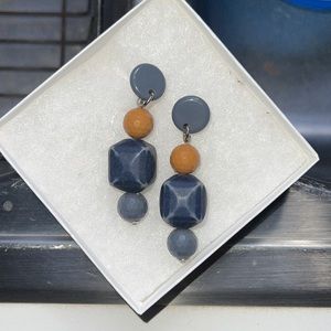 Very cute aesthetic earrings. Light weight